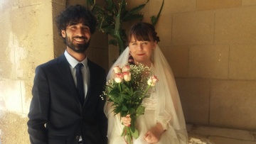 Ο Σύρος πρόσφυγας από τη Μόρια,  παντρεύτηκε την αγαπημένη του Σκωτσέζα στη Ρόδο!  