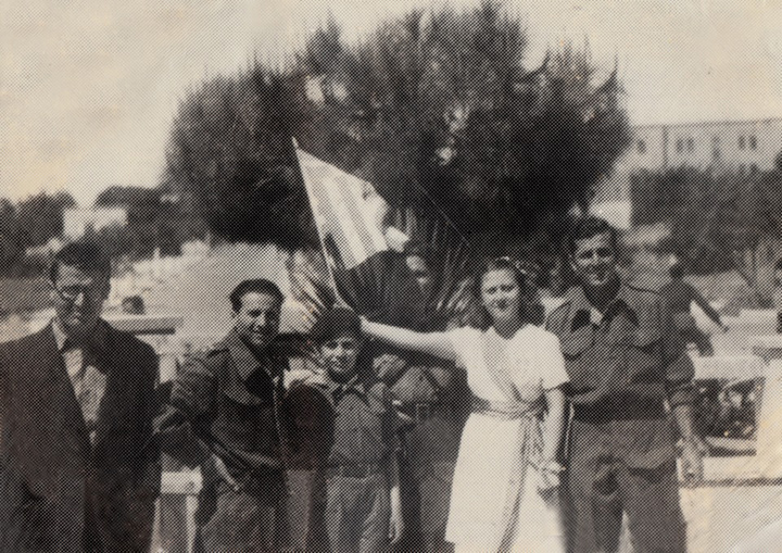 Η οικογένεια Φώκιαλη με την ελληνική σημαία πανηγυρίζει το τέλος του πολέμου. Από αριστερά  ο Νίκος Φώκιαλης, η Παρασκευή Φώκιαλη και ο Ευάγγελος Φώκιαλης. Στο μέσο ο Φίλιππος Γιαμαλής  που διαδραμάτισε σημαντικό ρόλο στον αντιστασιακό αγώνα. Η Παρασκευή μετά τον πόλεμο,  παντρεύτηκε τον αξιωματικό της Πολεμικής Αεροπορίας Σπύρο Δαλιάνη