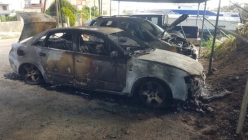 Ρόδος: "Λαμπάδιασαν" σταθμευμένα αυτοκίνητα τα ξημερώματα 