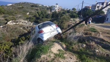 Ρόδος: Λύθηκε το χειρόφρενο και βρέθηκε... στον γκρεμό! 