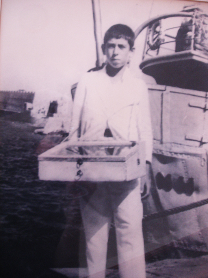 Ο Γιώργος Σπανός, σε ηλικία 10 ετών. Κανείς – εκτός από τον ίδιο ίσως- δεν θα μπορούσε να φανταστεί ότι το παιδί με το κασελάκι που μοίραζε πασατέμπο και γλυκά στα λιμάνια και στους κινηματογράφους, θα γίνονταν μια μέρα πλοιοκτήτης