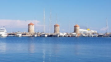 Το διαχρονικό υπαίθριο μουσείο του Μώλου των Μύλων  στο τουριστικό λιμάνι της Ρόδου