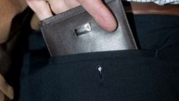 Ρόδος: Έκλεψε το πορτοφόλι ασθενή και έκανε... ψώνια με την πιστωτική κάρτα!