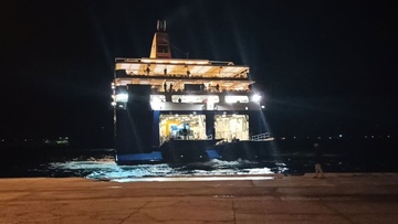 Λέρος: Ο Δήμαρχος και κάτοικοι του νησιού εμπόδισαν την αποβίβαση προσφύγων - μεταναστών από το πλοίο