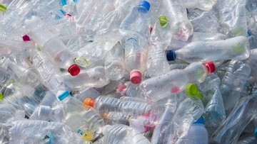 Προς ενσωμάτωση στην ελληνική νομοθεσία η οδηγία για τα πλαστικά μιας χρήσης