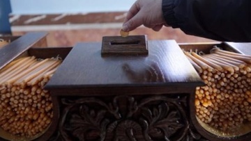 Τον τσάκωσε ο παπάς την ώρα που άνοιγε το παγκάρι!