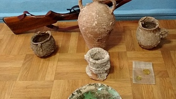 Συνελήφθη 55χρονη για κατοχή αρχαιοτήτων και όπλου στην Κάλυμνο