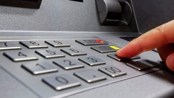 Οι τράπεζες αντικατέστησαν τον άνθρωπο με μηχανήματα