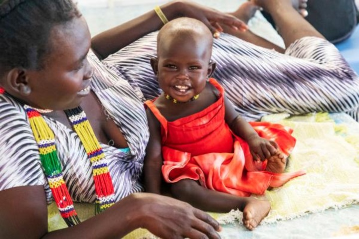 Νότιο Σουδάν. Το νοσοκομείο των Γιατρών Χωρίς Σύνορα στο Αγκόκ είναι η μόνη δομή που παρέχει δευτεροβάθμια φροντίδα σε ολόκληρη την περιοχή Αμπγιέι του Νότιου Σουδάν. Η δομή αυτή ασχολείται με επείγοντα περιστατικά, χειρουργικές επεμβάσεις και θεραπείες για HIV, φυματίωση, χρόνια νοσήματα και ξεχασμένες ασθένειες, όπως το δάγκωμα των φιδιών, που είναι αληθινή μάστιγα στην περιοχή. Το 2019, για να βελτιωθεί η ποιότητα της φροντίδας, δημιουργήθηκε ακτινολογική αίθουσα και επεκτάθηκε το φαρμακείο. MSF/Laurence Hoenig