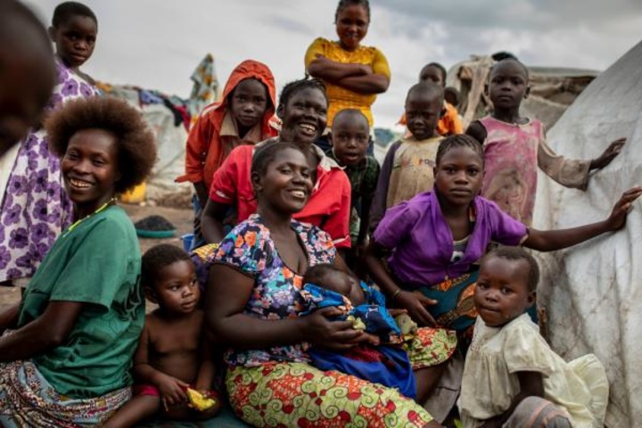 Λαϊκή Δημοκρατία του Κονγκό. Σκηνή από την καθημερινή ζωή σε καταυλισμό για εσωτερικά εκτοπισμένους στην περιοχή Μπούνια. Χιλιάδες άνθρωποι έχουν εγκαταλείψει τα σπίτια τους εξαιτίας της βίας μεταξύ διαφορετικών κοινοτήτων στο Ιτούρι. Στην επαρχία Ιτούρι, στη βορειοανατολική Λαϊκή Δημοκρατία του Κονγκό, είναι σε εξέλιξη διάφορες ανθρωπιστικές κρίσεις, με αποτέλεσμα εκατοντάδες χιλιάδες άνθρωποι να χρειάζονται επειγόντως ανθρωπιστική βοήθεια. 	             © Pablo Garrigos/MSF