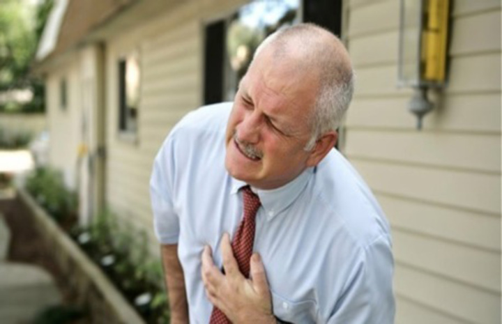 Στην εικόνα φαίνεται ο τρόπος που ο ασθενής εκφράζει  τον συσφιγκτικό πόνο στο στήθος με την αγωνιώδη έκφραση  στο πρόσωπό του λόγω του έντονου πόνου