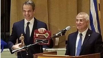 Το «χρυσό κλειδί» του Τάρπον Σπρινγκς και αγαλματίδιο σφουγγαρά πρόσφερε στον Κ.Μητσοτάκη ο Κρις Αλαχούζος