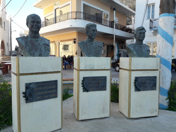 Τα αγάλματα των τριών πεσόντων ηρώων στα Ιμια,που βρίσκονται στην πλατεία της Καλύμνου. Από αριστερά, Χριστόδουλος Καραθανάσης, υποπλοίαρχος, Παναγιώτης Βλαχάκος, υποπλοίαρχος, Έκτορας Γιαλοψός, αρχικελευστής.  Φωτογραφία: Ευγενική παραχώρηση, Δημήτρη Διακομιχάλη