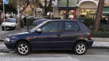 Ρόδος: Δύο μήνες παρατημένο Ι.Χ. πάνω σε κεντρική διάβαση πεζών 
