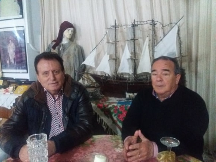 Ο Μανόλης Αντώνογλου (αριστερά)  και ο πρόεδρος του Συμιακού Συλλόγου Σωτήρης Ζουρούδης