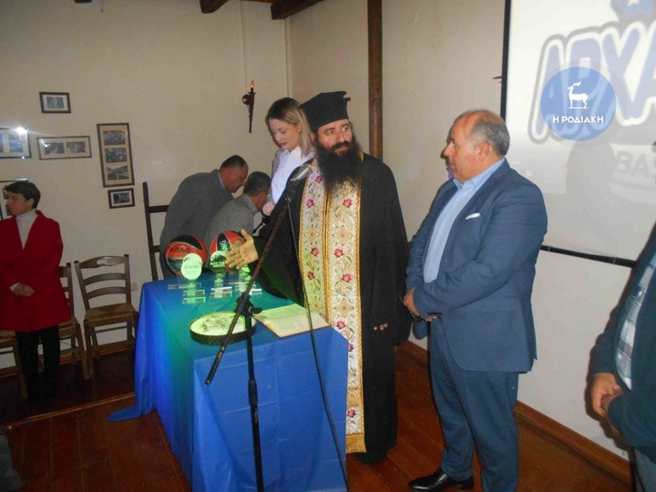 Ο πατέρας Γεώργιος που ευλόγησε την πίτα με τον πρόεδρο της δημοτικής  κοινότητας Αρχαγγέλου, Νικόλαο Διμέλη