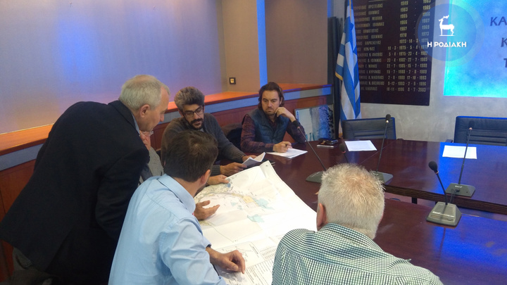 Πρόεδρος και μέλη της Διοίκησης του Λιμενικού  Ταμείου μελετούν το χάρτη με το λιμάνι της Καμείρου Σκάλας στη χθεσινή συνεδρίαση...