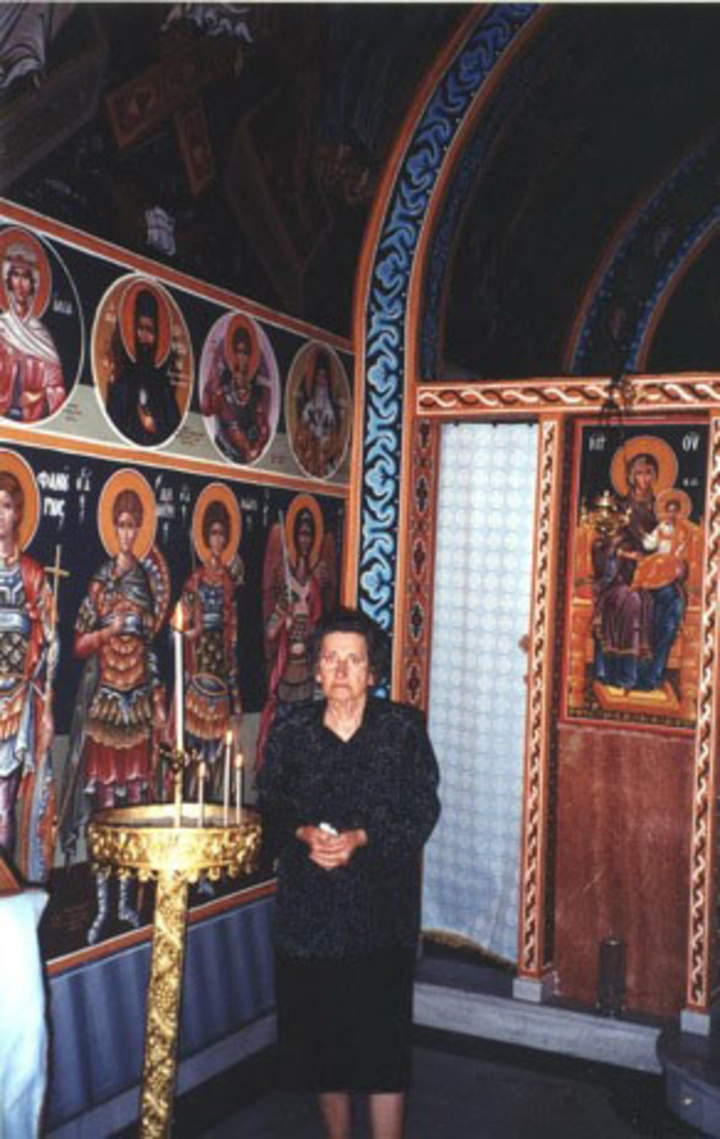Η Περσεφόνη Κουτσουράδη (2000) στο εξωκκλήσι που η ίδια ανήγειρε προς τιμήν της Παναγίας της Ελεημονήτριας στο Πελεζίκι της Κω