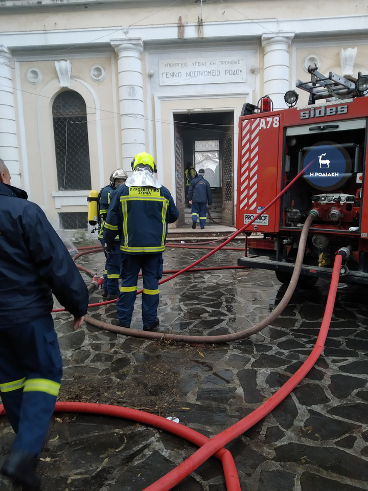 H χθεσινή φωτιά θα μπορούσε να αποβεί καταστροφική  για το ιστορικό κτήριο του παλιού νοσοκομείου