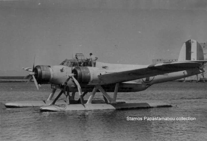 Υδροπλάνο CANT 506se, έρευνας και διάσωσης με σήματα  του Ερυθρού Σταυρού, στο υδατοδρόμιο Μανδρακίου