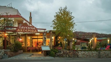Η ταβέρνα Αρτέμιδα  τσικνίζει από νωρίς το μεσημέρι 