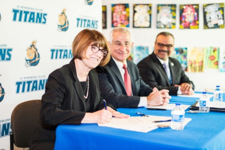 Η αντιπρόεδρος του SPC, δρ. Σούζαν Ντίμερς υπογράφει τη συμφωνία. Δίπλα της,  ο δήμαρχος Κρις Αλαχούζος και ο πρόβοστ του κάμπους Τάρπον Σπρινγκς, Ροντ Ντέιβις.  Φωτογραφία: SPC