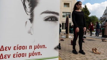 «Κοκκινοσκουφίτσα, το τέλος της αθωότητας», ένα θεατρικό έργο και μια σιωπηλή διαμαρτυρία