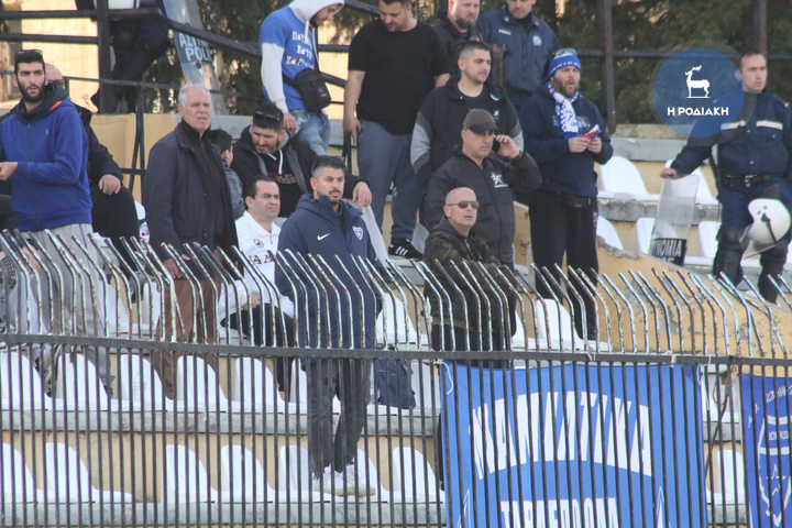 Ο Ρόδιος Μάκης Σιδηρόπουλος με το μπουφάν του Ιωνικού στις εξέδρες του Δημοτικού Σταδίου, παρακολούθησε το παιχνίδι με τον Διαγόρα από την εξέδρα της φιλοξενούμενης ομάδας