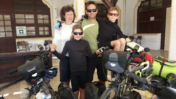Στη Ρόδο η οικογένεια των Γάλλων που εδώ και έξι μήνες διασχίζει την Ευρώπη με ποδήλατο!