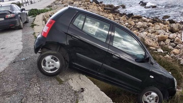 Ρόδος: Οδηγός ξέχασε να τραβήξει... χειρόφρενο και δείτε τι συνέβη