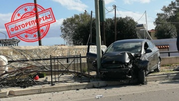 Ρόδος: Αυτοκίνητο «καρφώθηκε» σε κολώνα φωτισμού έπειτα από τρελή πορεία