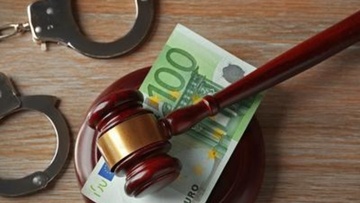 Κάθειρξη 8 ετών σε 36χρονη: Ανάγκασε άνδρα να κάνει ανάληψη 2.500 ευρώ υπό την απειλή όπλου!