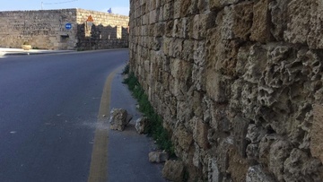 Αυτά τα είδε η υπουργός Πολιτισμού στη Ρόδο;