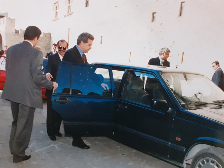Το δημαρχιακό Volvo αυτή τη φορά με επιβάτη τον Δημήτρη Αβραμόπουλο, ως δήμαρχο Αθηναίων και πρόεδρο της ΚΕΔΚΕ