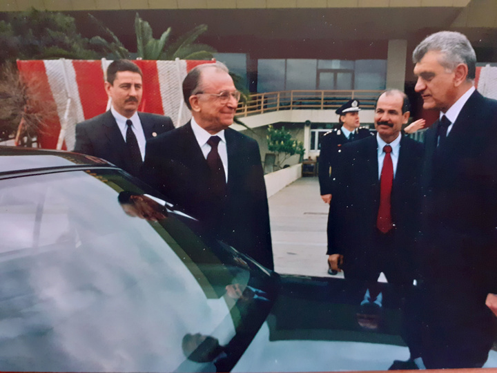 ΜΑΡΤΙΟΣ 2003, ο τότε δήμαρχος Γιώργος Γιαννόπουλος με τον Πρόεδρο της Δημοκρατίας της Ρουμανίας Ίον Ιλιέσκου υπό το βλέμμα του Θανάση Λυριστή (δεξιά)