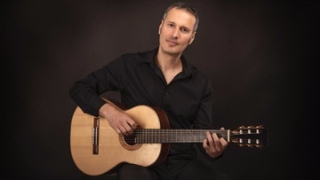 Μανόλης Ανδρουλιδάκης: «Είχα μια περίεργη βεβαιότητα ότι θα γίνω κιθαρίστας από παιδί»