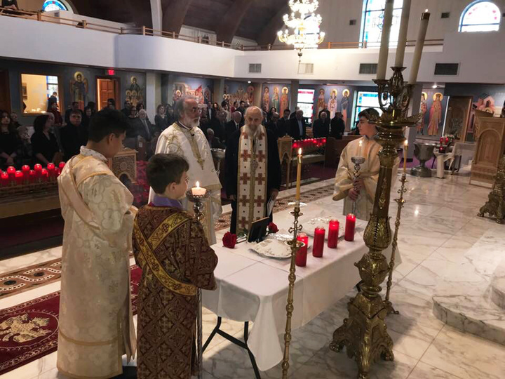 Ο παπα-Γιάννης με τον ιερατικό προϊστάμενο Ανάργυρο Σταυρόπουλο τελούν τη Θεία Λειτουργία και το Παγκαρπαθιακό μνημόσυνο στην εκκλησία του Αγίου Αθανασίου στο Paramus NJ.