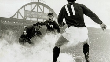 Έκαναν… σκι στα γήπεδα και περίμεναν 70 ημέρες να παίξουν. Η πανδημία του… χιονιά