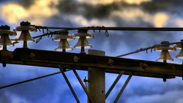 Διαδοχικά προβλήματα με την ηλεκτροδότηση προκαλεί η χθεσινή κακοκαιρία στη Ρόδο