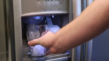 Είναι επικίνδυνα τα παγάκια που φτιάχνει  το ψυγείο; – Όλοι οι κίνδυνοι στην κουζίνα μας