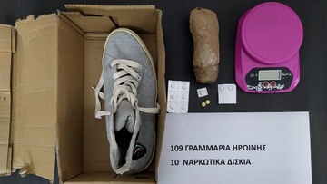 Το δέμα εκτός από παπούτσια περιείχε και 109 γραμμάρια ηρωίνης