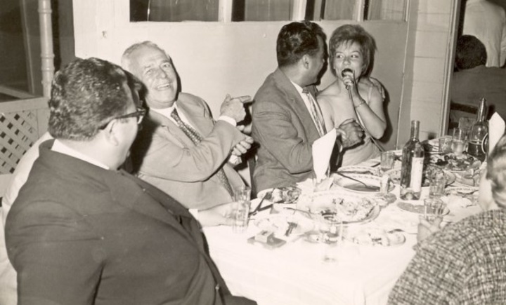 Ένα βράδυ στον Μπαμπούλα. Ο πατέρας μου κάθεται αριστερά. Δεξιά είναι μια από τις τραγουδίστριες, με έναν κουμπάρο του μπαμπά. Η μητέρα μου κάθεται δεξιά, ίσα που διακρίνεται