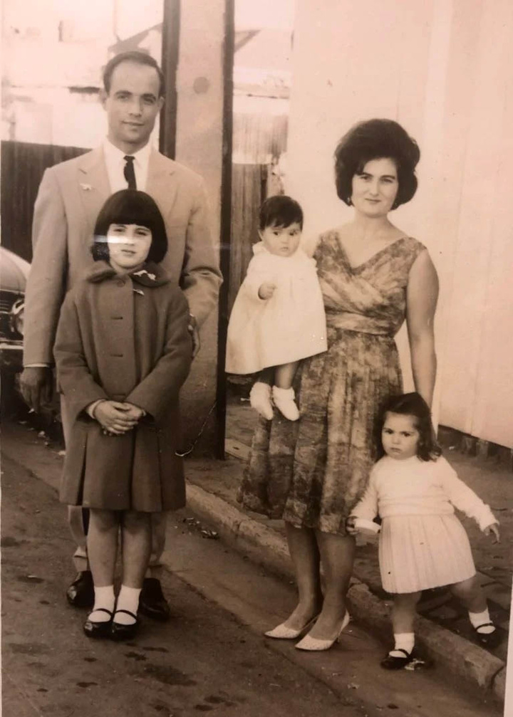 Ο Νίκος και η Χριστίνα Παναγιώτου με τις τρεις κόρες τους, Κατίνα, Γεωργία και Ιωάννα (κάτω δεξιά).  Φώτο: Supplied