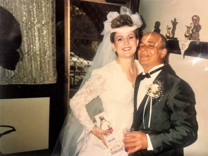 Με τον πατέρα της και το αγαπημένο της ελληνικό ποτό... ούζο που της άρεσε από κοριτσάκι. Φώτο: Supplied