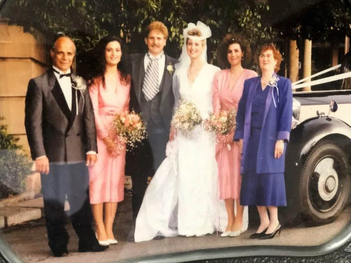 Την ημέρα του γάμου της Ιωάννας με τον πολυαγαπημένο της σύζυγο Peter, τους γονείς και τις αδελφές της, Κατίνα και Γεωργία. Φώτο: Supplied