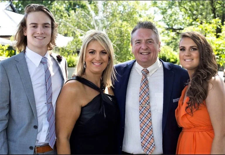 Με τον αγαπημένο της σύζυγο Peter και τα δύο της παιδιά Νικόλαο και Ελένη.  Φώτο: Supplied