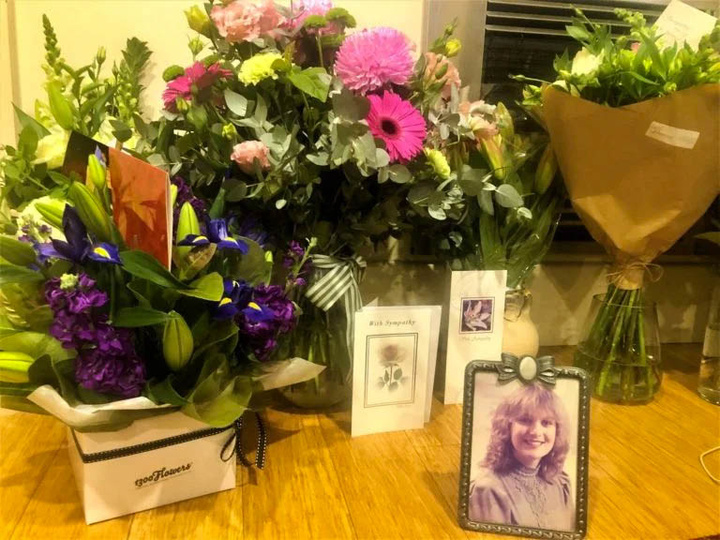 Το σπίτι των γονέων της Ιωάννας έχει γεμίσει λουλούδια και συλλυπητήριες κάρτες από γνωστούς και άγνωστους που εκφράζουν τη λύπη τους για τον χαμό της.  Φώτο: Supplied