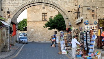Απαλλαγή από τα τέλη κοινόχρηστων χώρων ζητούν οι επιχειρηματίες της Παλιάς Πόλης Ρόδου