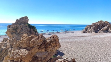 Πεντακάθαρη η θάλασσα στην περιοχή «Τραουνού»