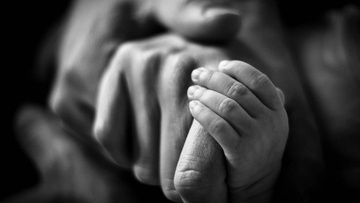 Η ευαισθησία: απολογείται, τον μοιρολογεί και  τον αναπαύει...